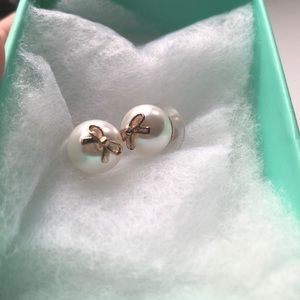Pearl bow earrings
